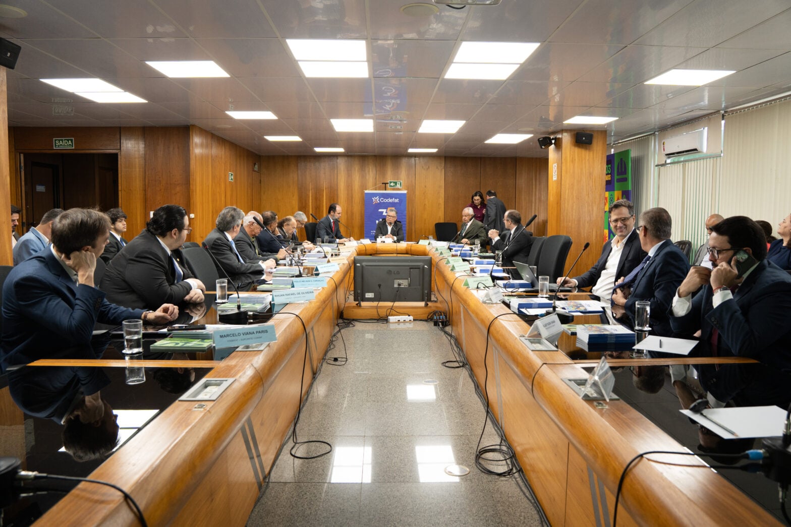 Capa: FAT Projeta Orçamento Recorde de R$ 130 Bilhões para 2027, Impulsionando Emprego e Renda